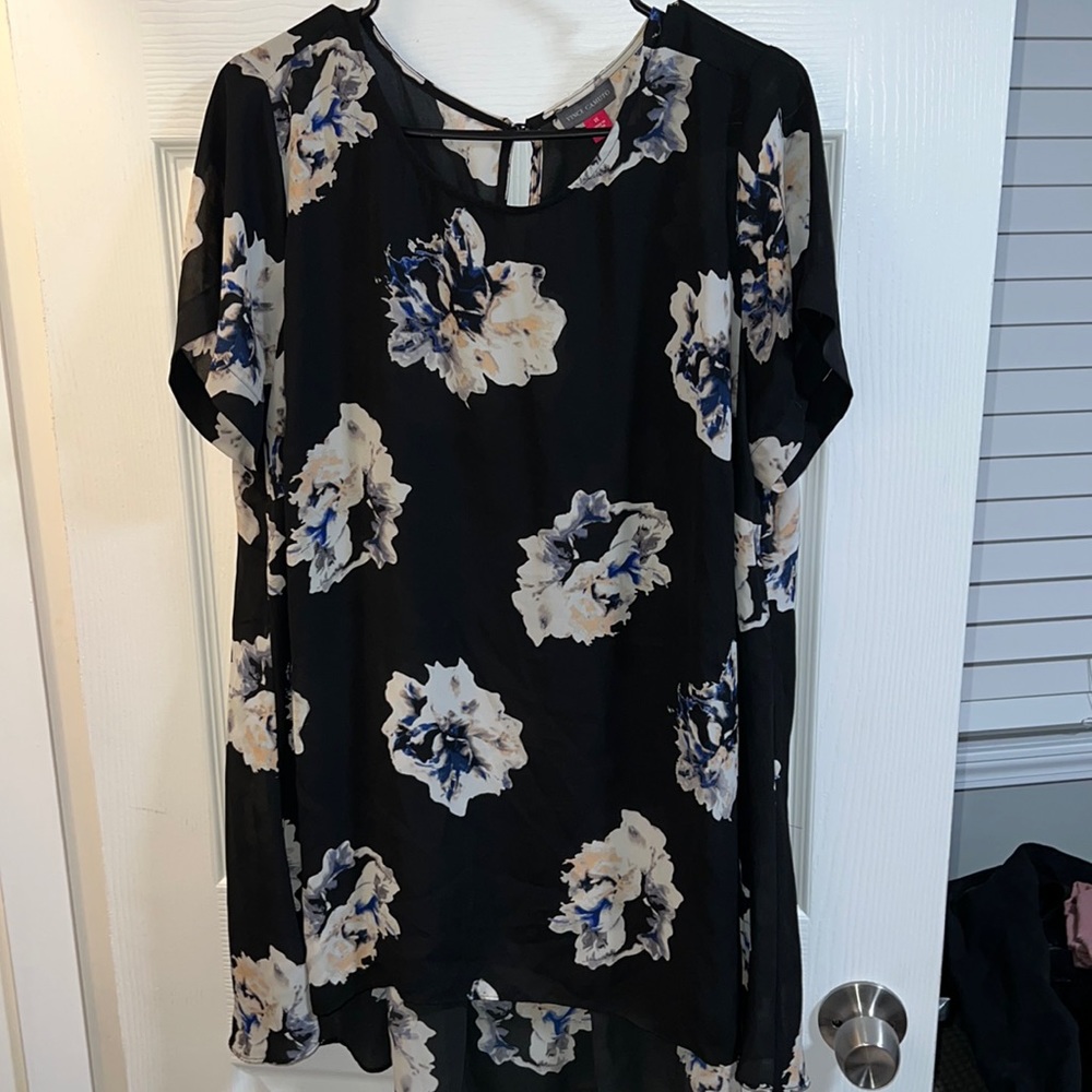 VINCE CAMUTO 1X WOMENS SHEER FLORAL DRESSY TEE BLACK SUPER LONG AND FLATTERING